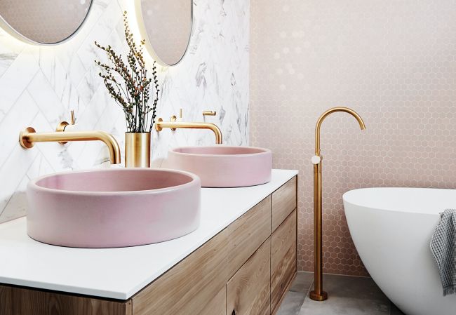 łazienka dla dwojga z dwiema umywalkami