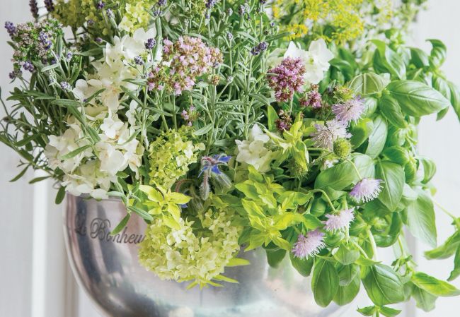 dekoracje stołu diy z ziołami z ogródka