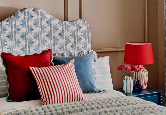 jak ułożyć poduszki na łóżku