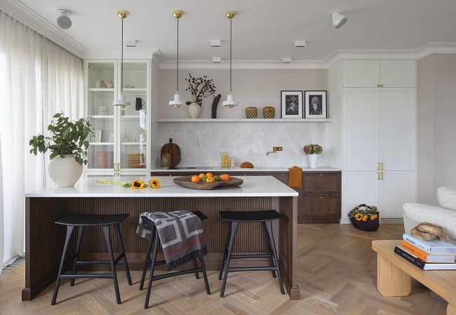 łuki rattan i ciemne drewno w przytulnym mieszkaniu