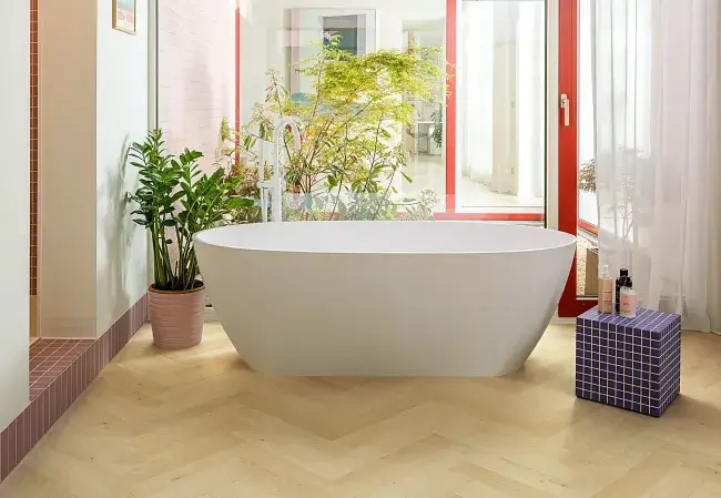 Quick-Step wprowadza na rynek pierwszą na świecie wodoodporną cichą w użytkowaniu jodełkę laminowaną