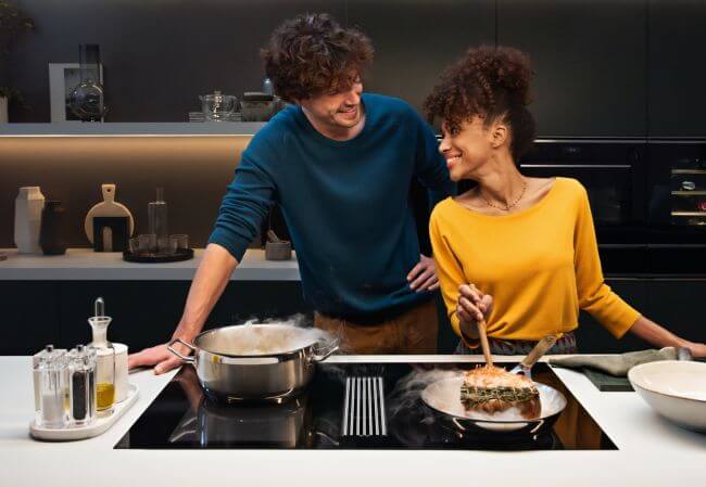 płyta indukcyjna ze zintegrowanym okapem