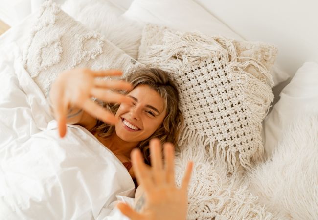 Jak spać w upały? 5 błędów, przez które w sypialni jest goręcej