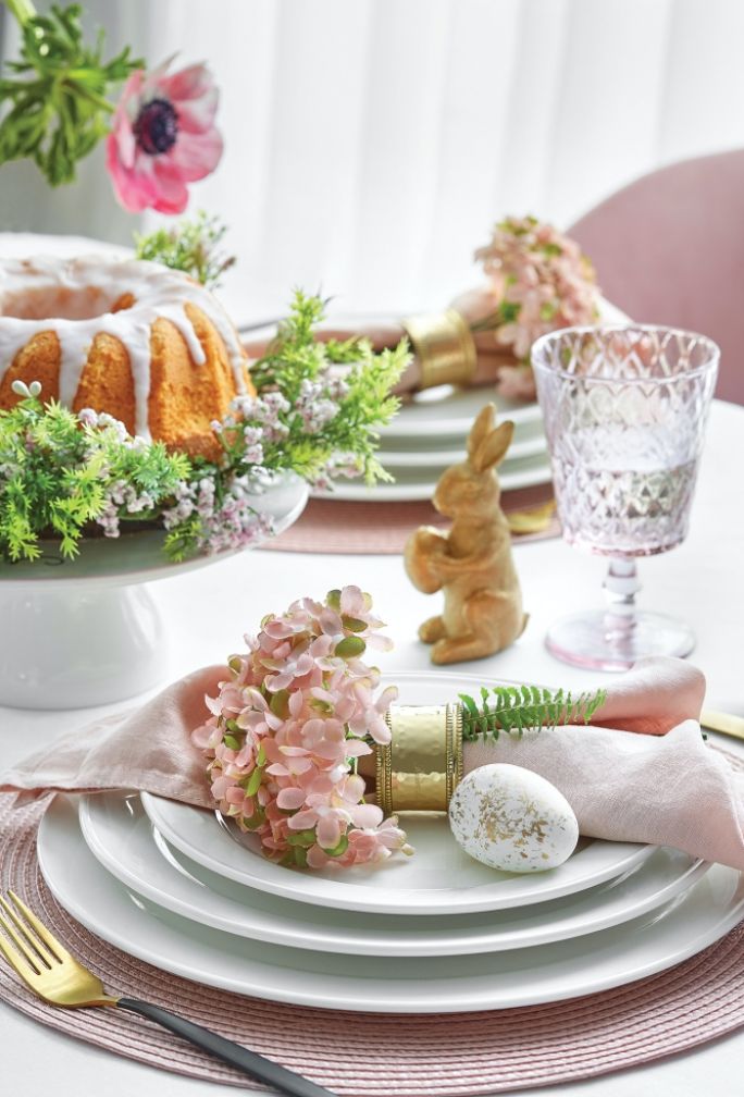 stół wielkanocny w pastelach