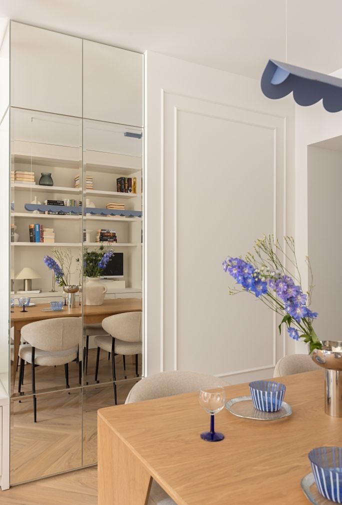 Salon z jadalnią w mieszkaniu 60 m2 dla czteroosobowej rodziny