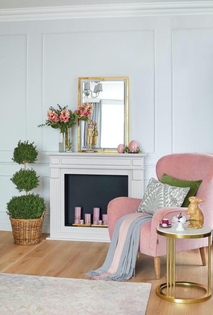 szary salon z różowymi dodatkami