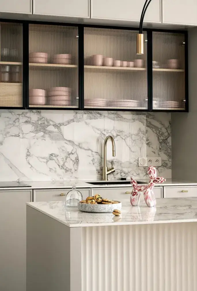 beżowa kuchnia z czarnymi dodatkami