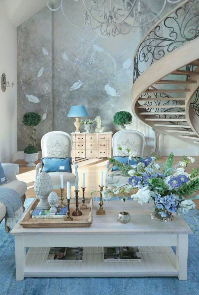 pastelowy niebieski w salonie