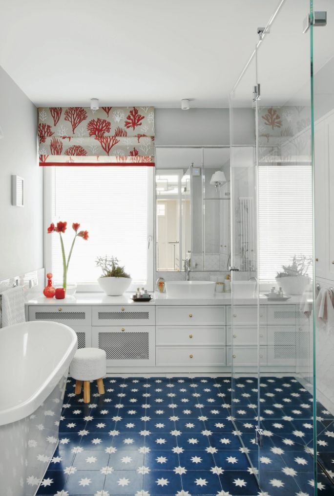 czym zasłonić okno w łazience