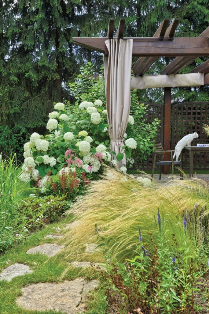 orientalne ozdoby w romantycznym ogrodzie