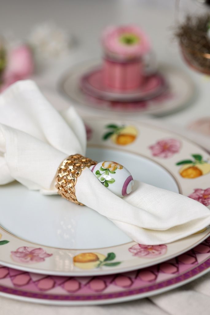 stół wielkanocny w pastelowych kolorach