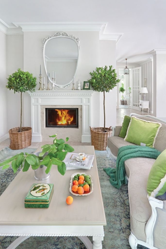 biały salon pastelowe zielone dodatki