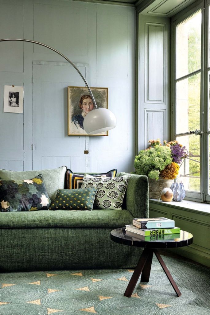 Sofy i fotele we wnętrzu grandmillennial