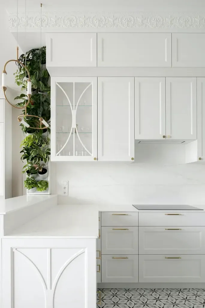 przytulna i elegancka biała kuchnia