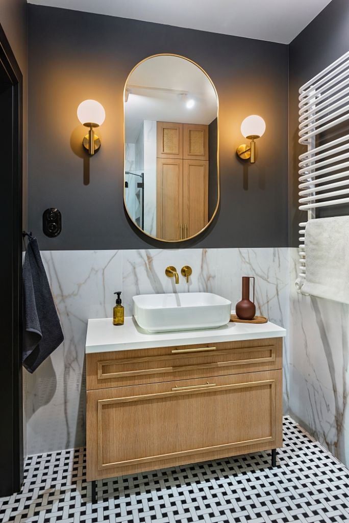 mała łazienka w szarościach