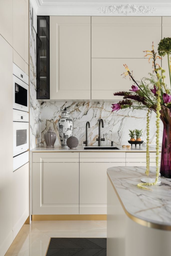 beżowa kuchnia z czarnymi i złotymi dodatkami