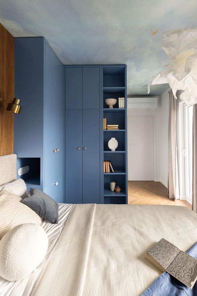 sypialnia z tapetą na suficie