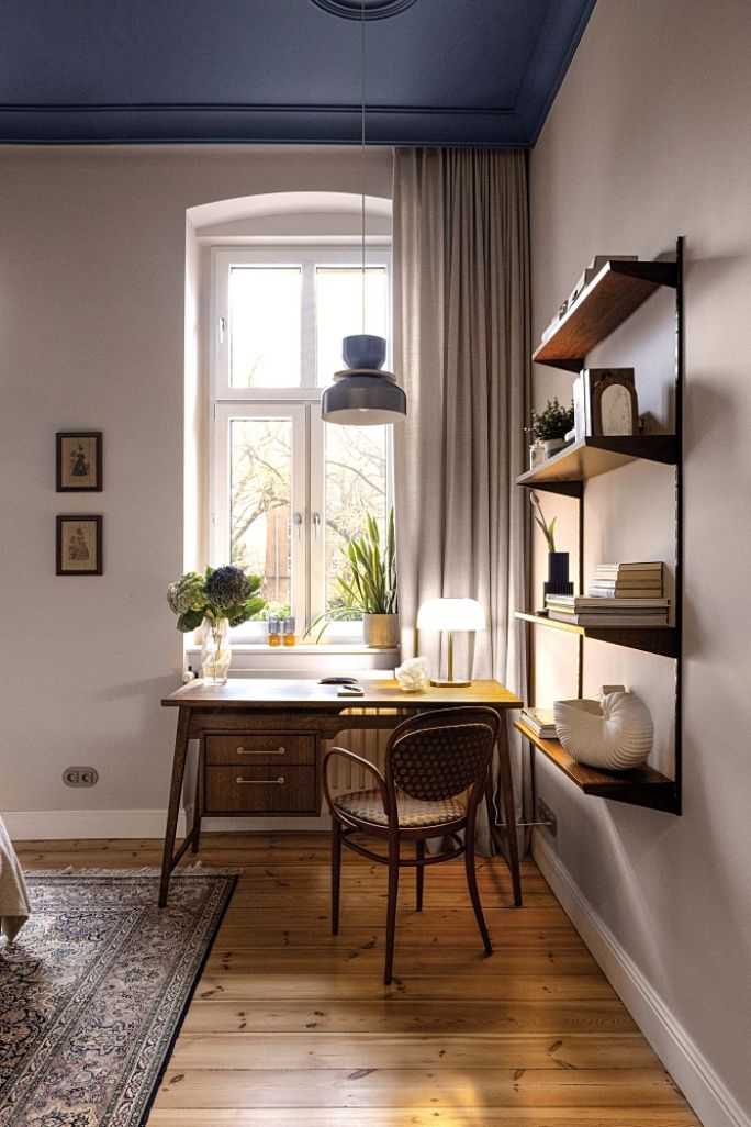 drewniane biurko Skrivebord KOS Design w kąciku do pracy
