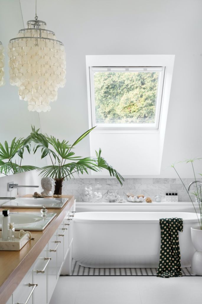 czarno biała łazienka na poddaszu