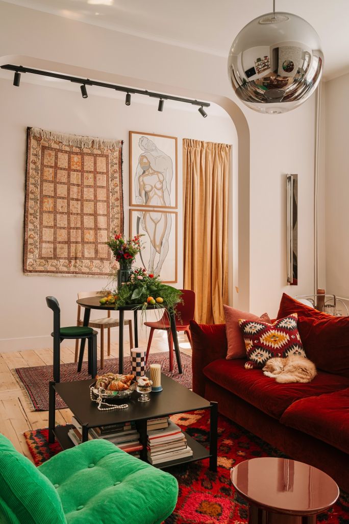eklektyczny salon z jadalnią w zabytkowej łódzkiej kamienicy, w której nowoczesny design łączy się z elementami vintage i inspiracjami z Bliskiego Wschodu