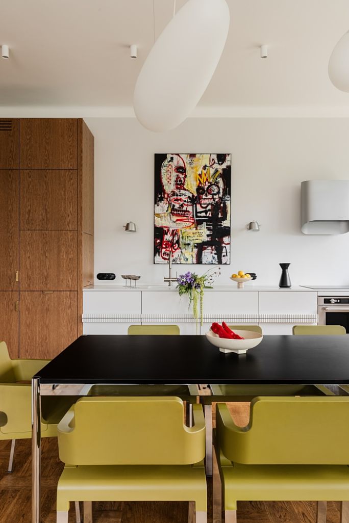 przedwojenna elegancja i współczesny design w mieszkaniu w kamienicy