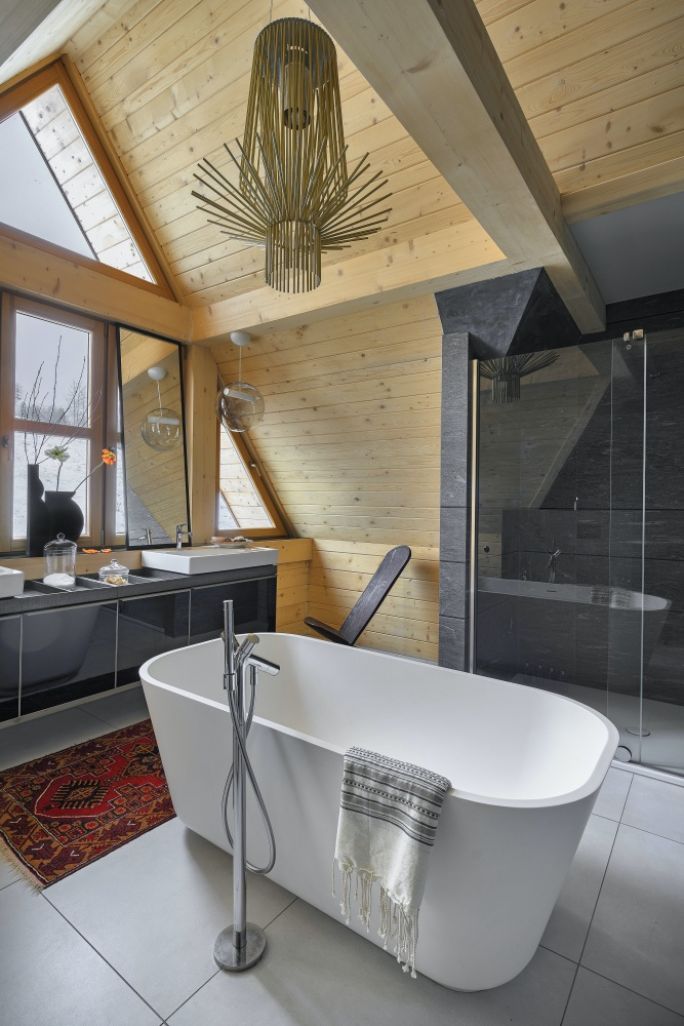 łazienka w nowoczesnym dom w stylu góralskim