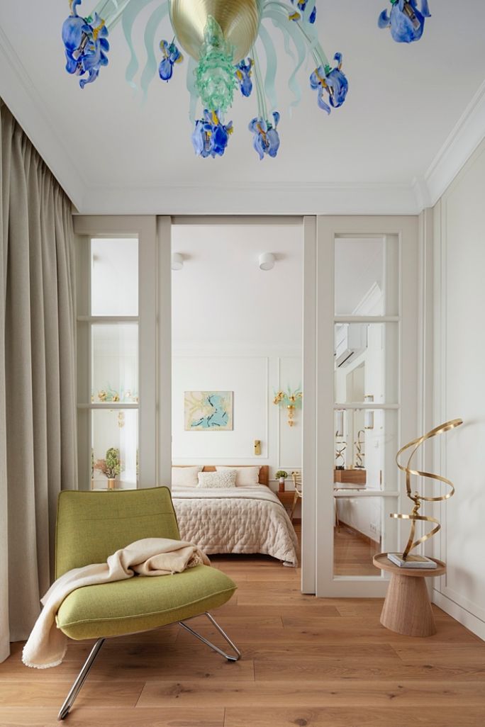 kobieca sypialnia w eleganckim apartamencie