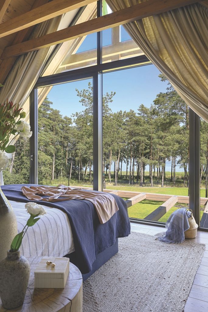 biało niebieska sypialnia z drewnem