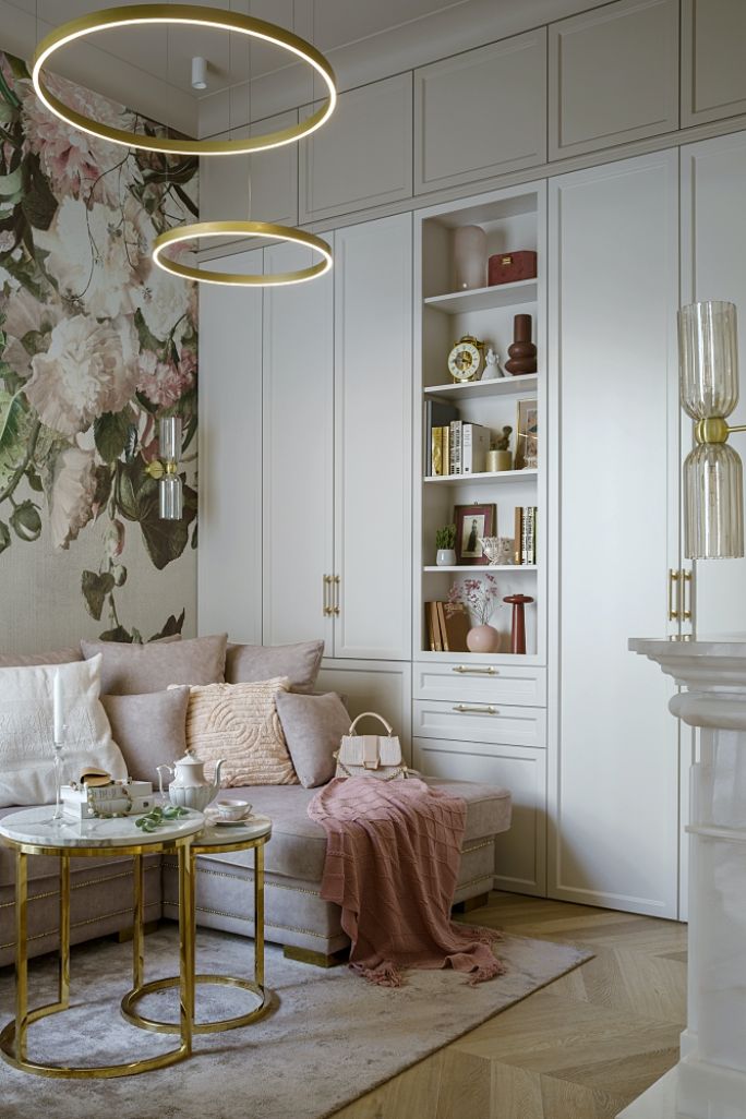 kobiecy salon w beżu i różu z eleganckimi złotymi akcentami