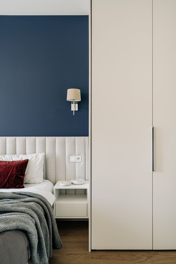 granatowa ściana w sypialni