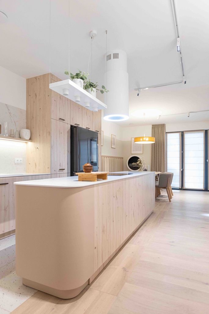 aranżacja oświetlenia w kuchni otwartej na salon