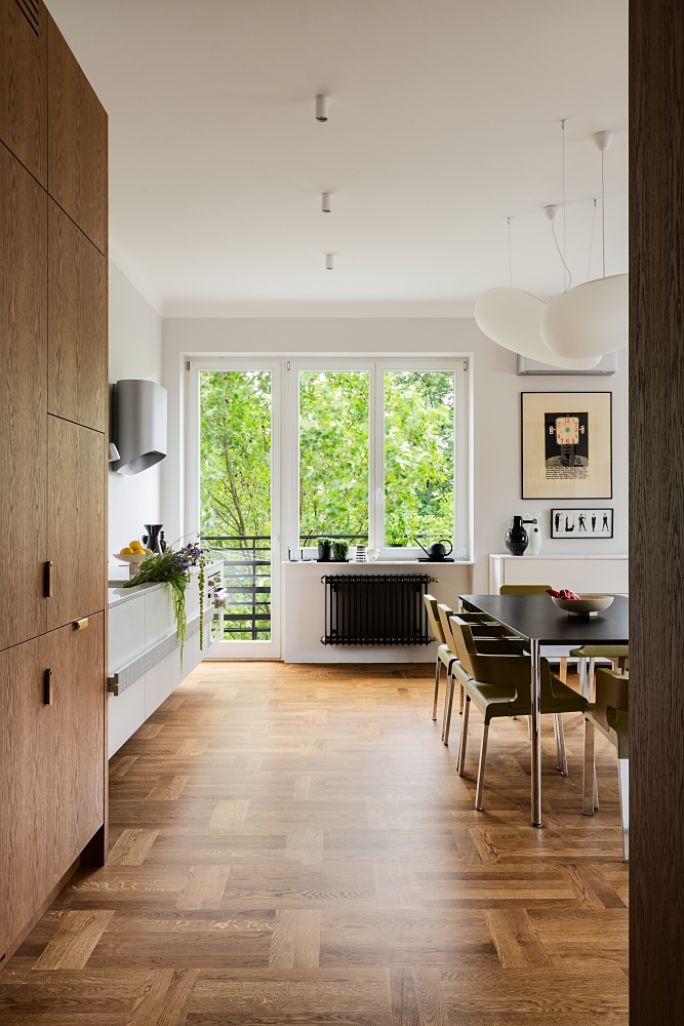 przedwojenna elegancja i współczesny design w mieszkaniu na Mokotowie