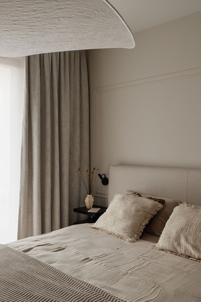 sypialnia w stylu quiet luxury