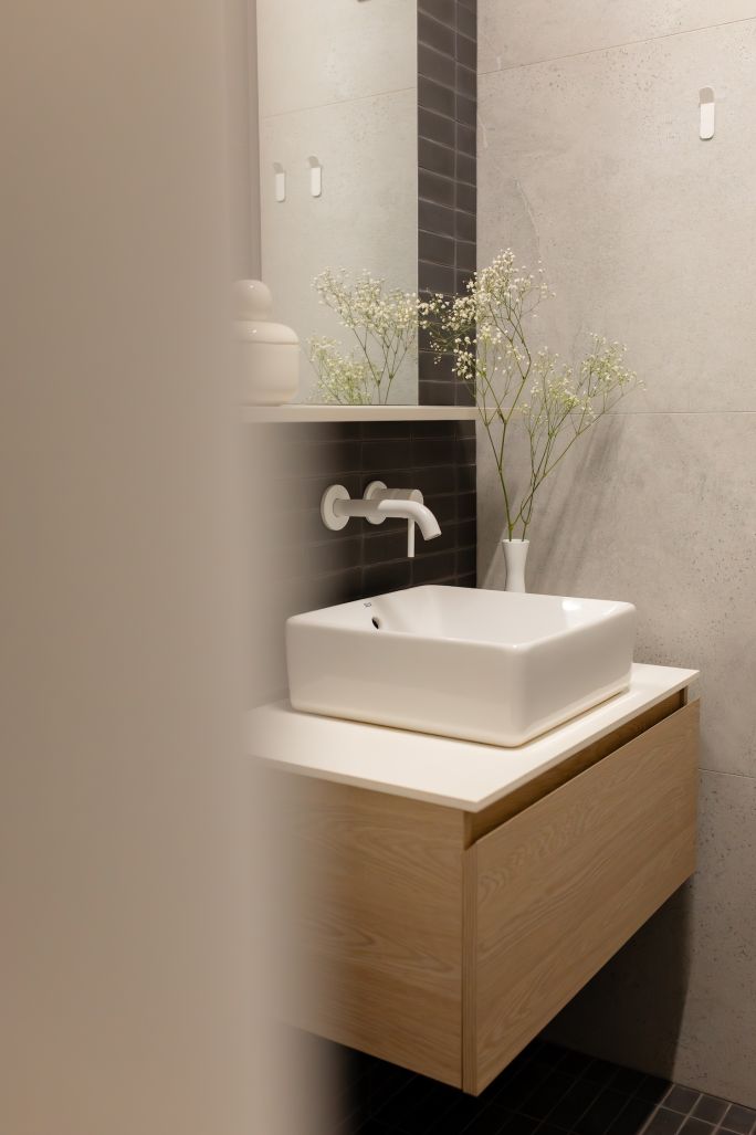 mała łazienka czarno biała