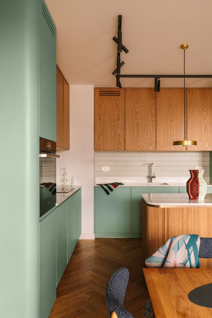 zielona kuchnia z drewnem