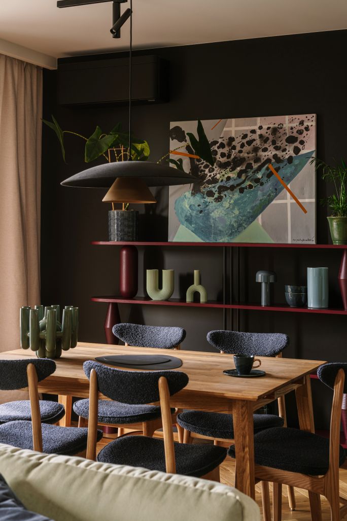 ciemny kolor ścian w nowoczesnej jadalni