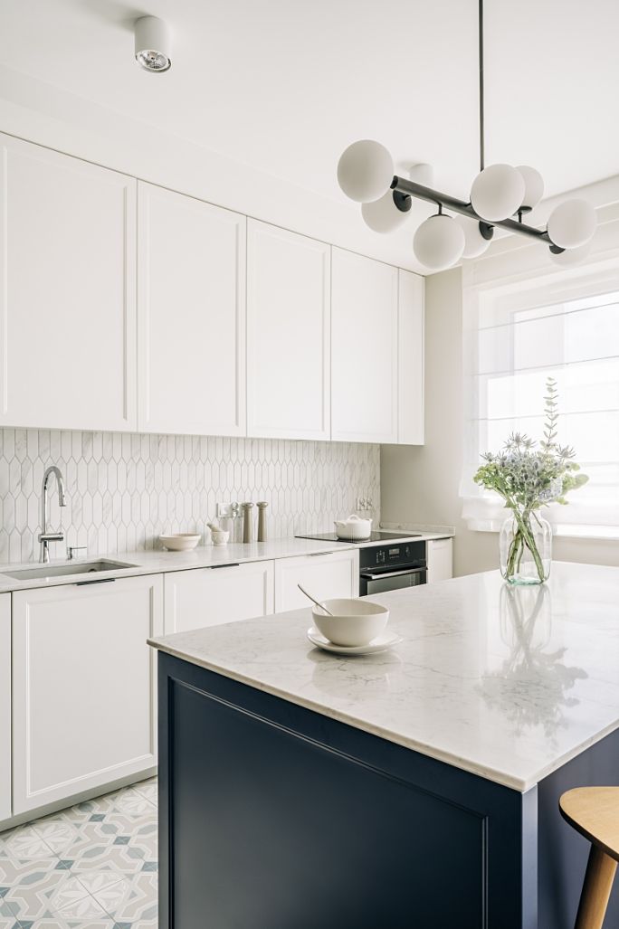 nowoczesny apartament w odcieniach bieli i granatu