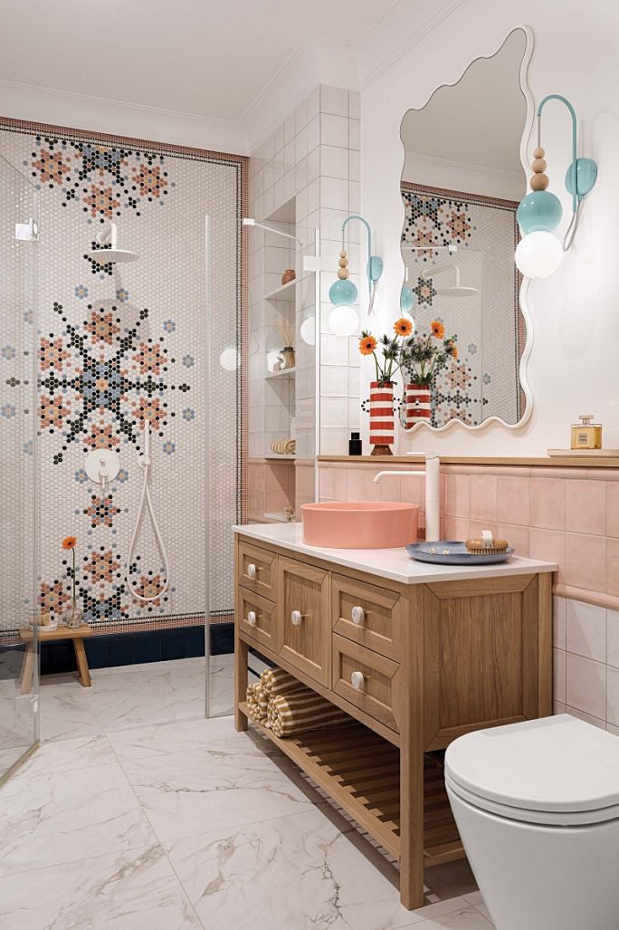 pastelowa łazienka z kolorową mozaiką na ścianach