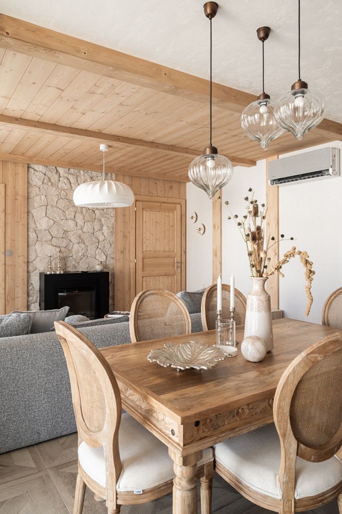 przytulne górskie wnętrze z kominkiem