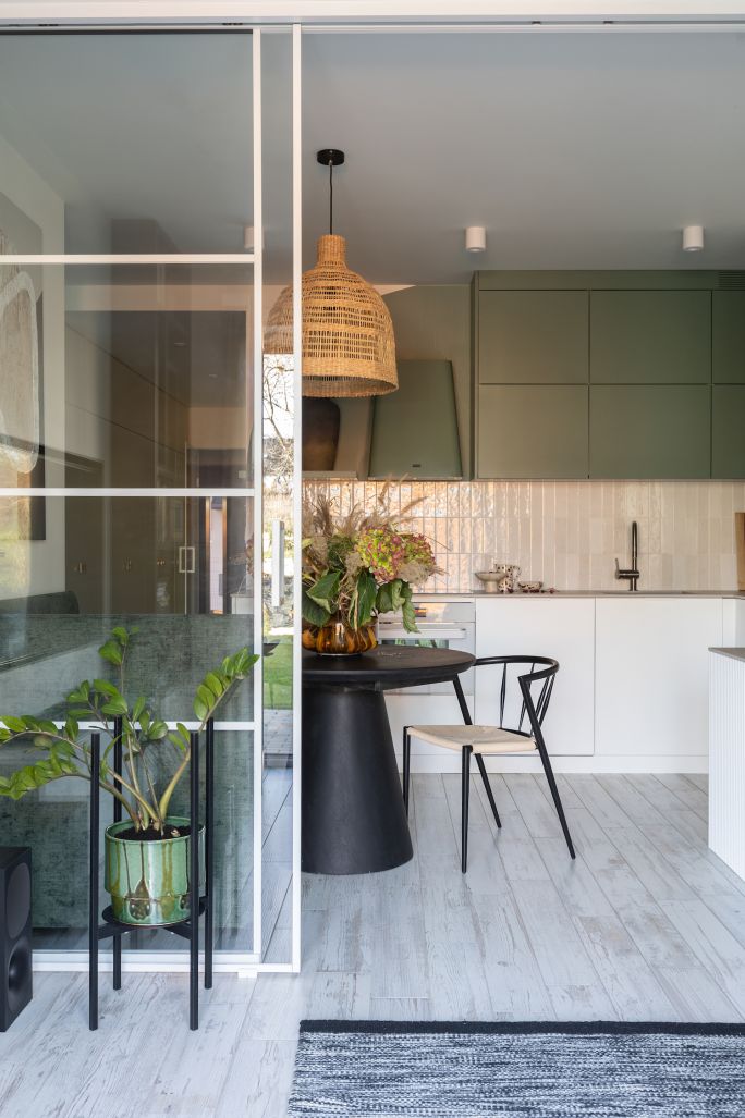 małe mieszkanie w stylu modern farmhouse