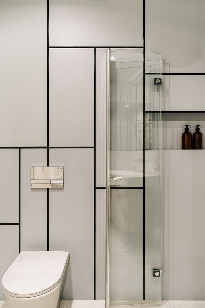 łazienka z graficznymi podziałami