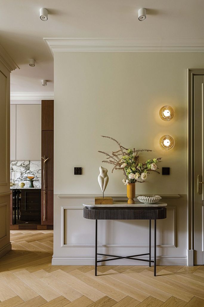 marmur sztukaterie i wysmakowane detale w mieszkaniu florystki