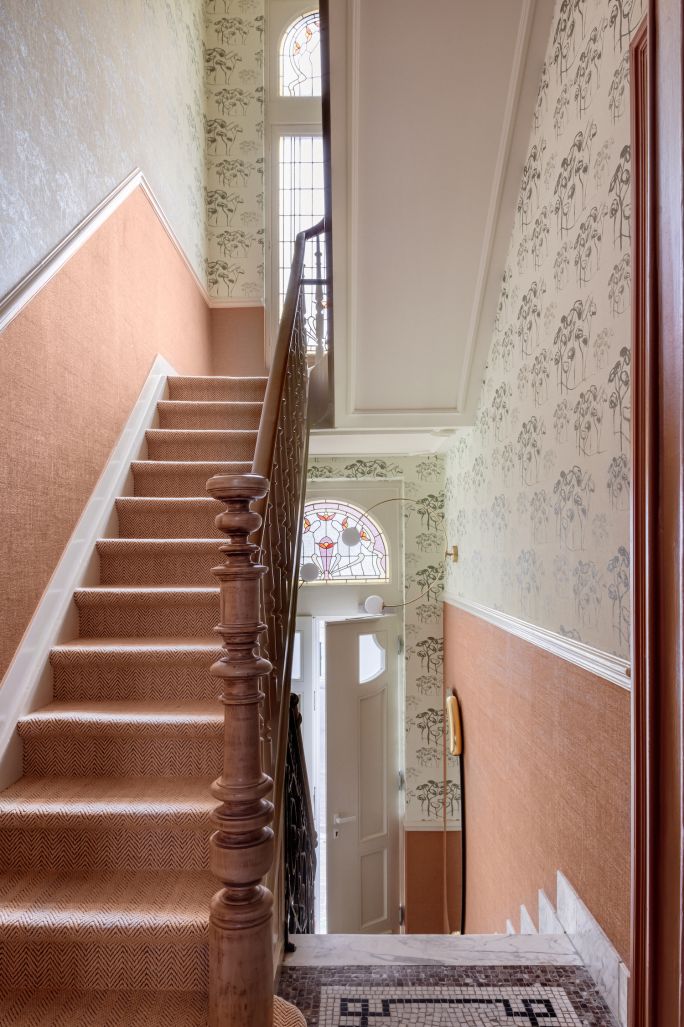 elegancka klatka schodowa w historycznej kamienicy