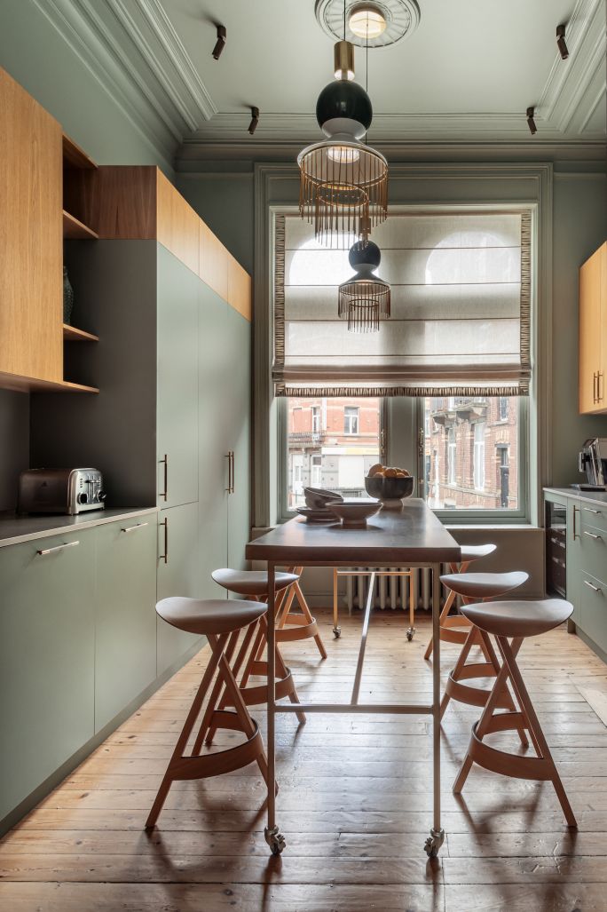 kuchnia w kolorze szałwiowej zieleni