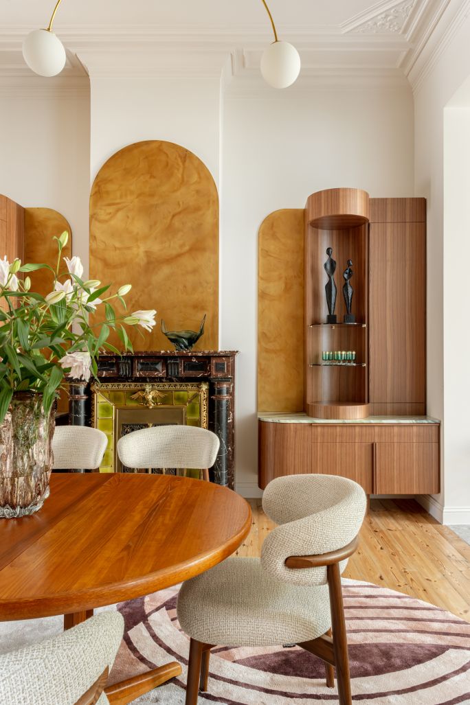 salon z jadalnią w historycznej kamienicy w Brukseli