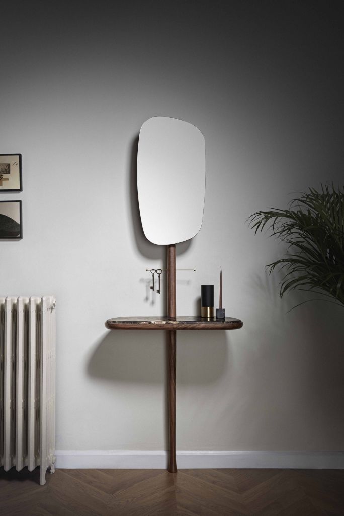 stojące lustro do przedpokoju z wieszakami i półkami