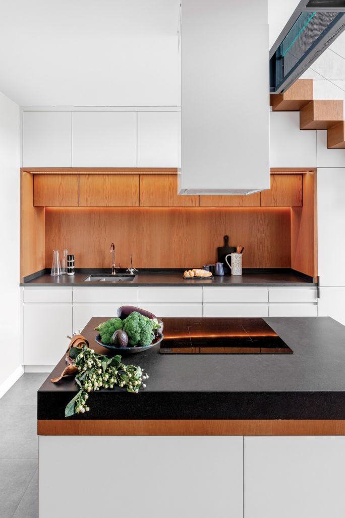 biała kuchnia w stylu loft