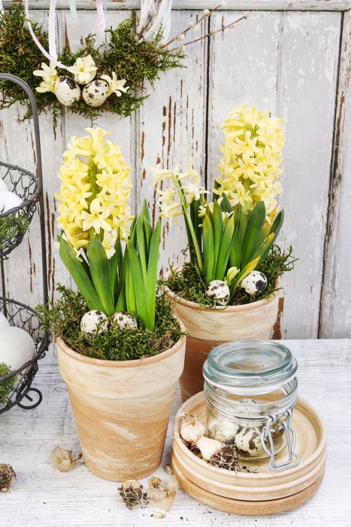 dekoracje wielkanocne przed domem