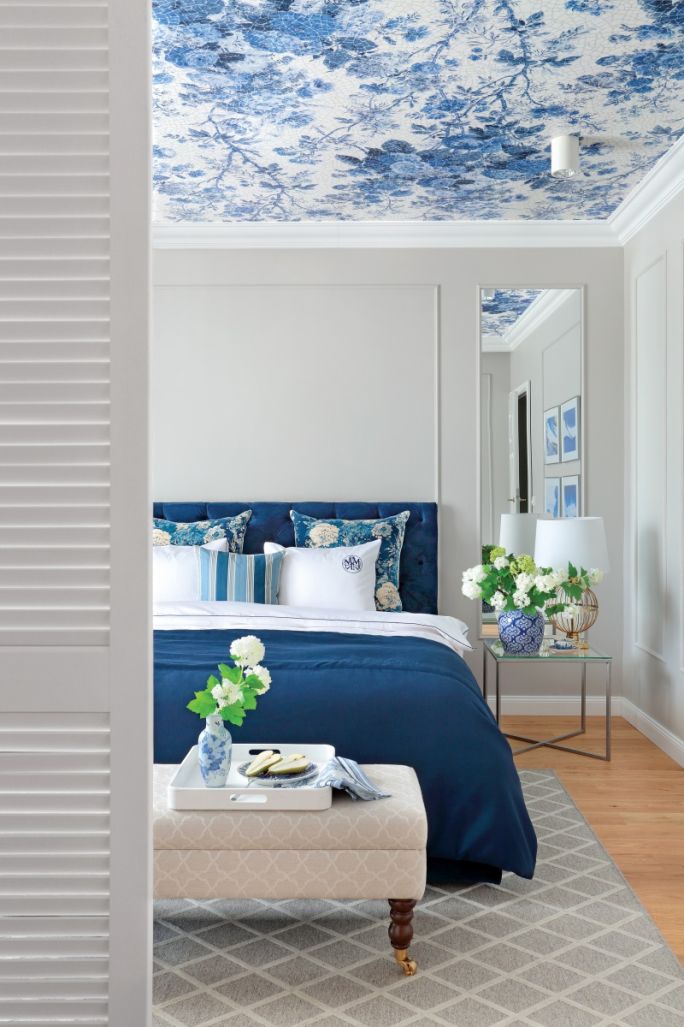 niebieska sypialnia w stylu hampton