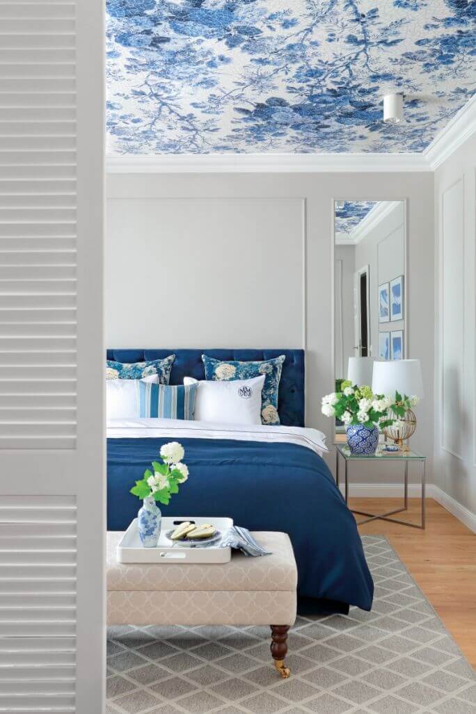 niebieska sypialnia w stylu hampton